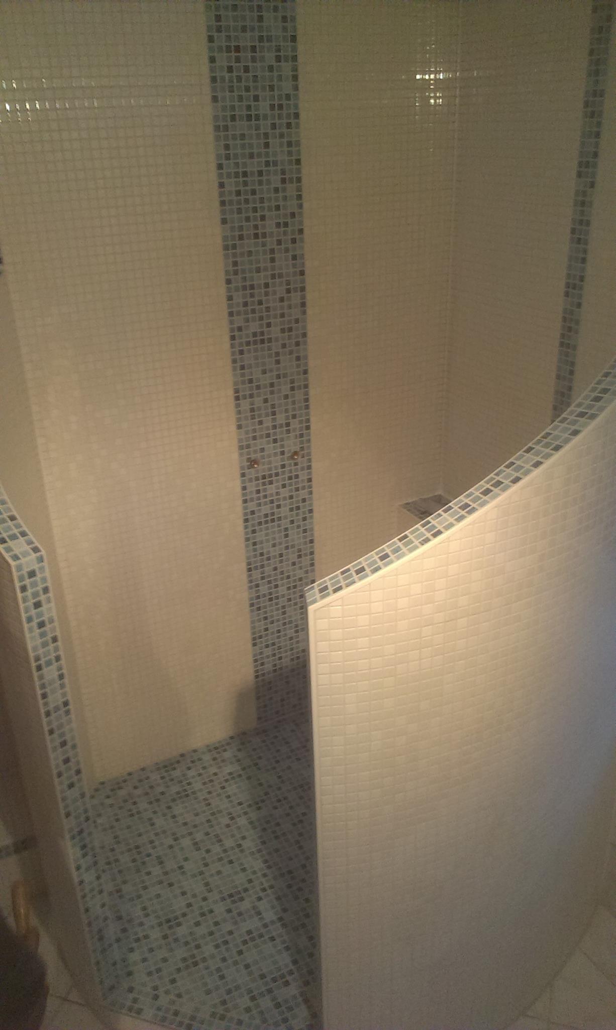 Duschbereich mit Mosaikfliesen